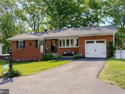 8 Leslie Dr