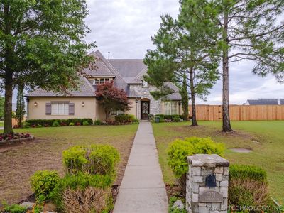 1901 E Woodland Cir