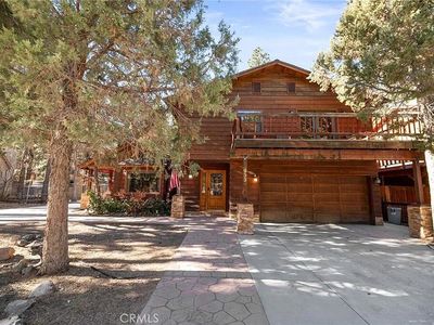 933 E Ln