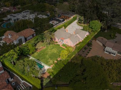 1639 Mandeville Canyon Rd