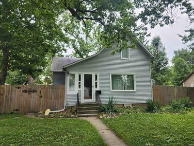 606 Center St