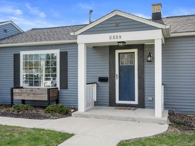 5559 North Iroquois AVENUE