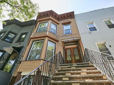 81 Moffat St