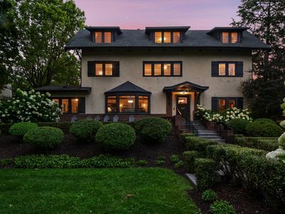 2204 W Lake Of The Isles Pkwy