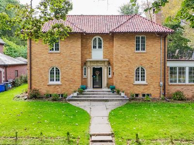 260 E Devonia Avenue