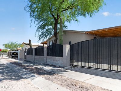 5719 S Vine Ave