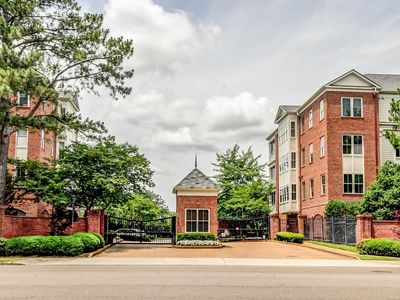 591 Lexington Club Ct APT 303