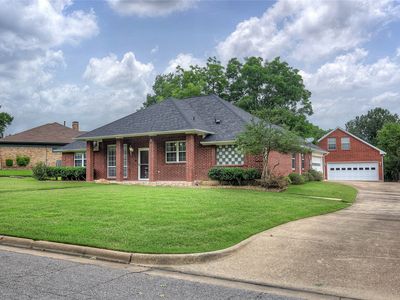 900 River Oaks Dr