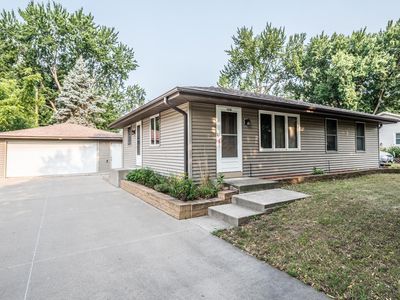 1949 Barry Dr