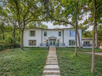 2211 Colonial Pkwy