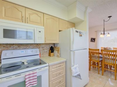 Property at 920 SW 10th Ter APT 12R, Hallandale Beach, FL