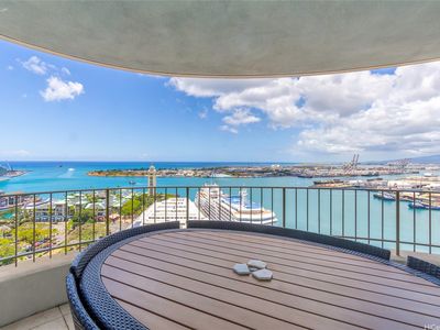 66 Queen St APT 2501