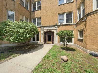 2212 E 70th St APT 1B