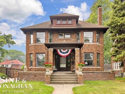 979 Lakepointe St