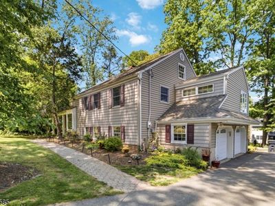 11 Powder Horn Dr