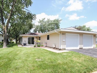 Property at 1010 Glastonbury Ln, Schaumburg, IL
