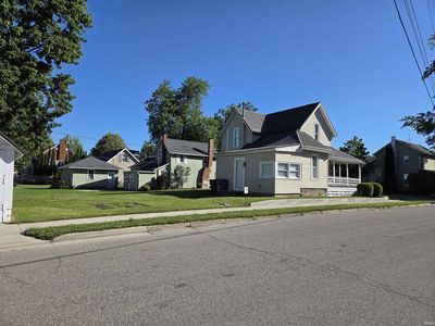 301 N Lake St