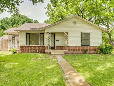 506 E Waco St