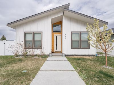 781 N 2nd Ave