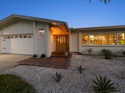 821 JACARANDA DRIVE