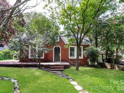 902 Venus St