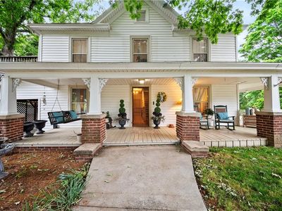 216 W 2nd St