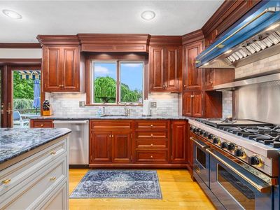 831 N Quidnessett Rd