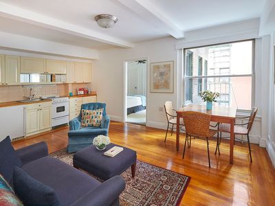 325 W 45th St APT 610