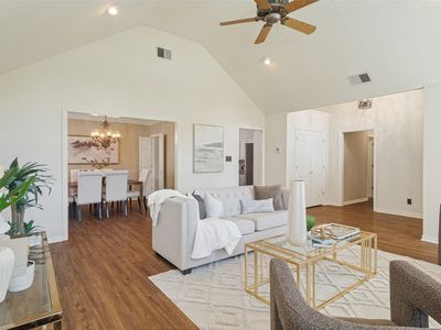 913 Royal Oaks Dr