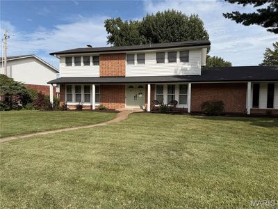 Property at 1 Oakland Hills Dr, Chesterfield, MO