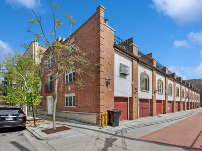 623 W Drummond Pl APT 3