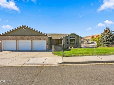 4940 N Sky Vista Ave