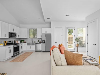 939 E 52nd St Unit 2