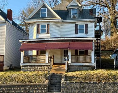 1005 Locust Ave