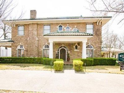323 W Oak St