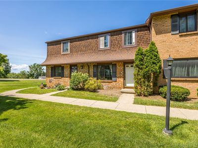 8 Surrey Hill Way