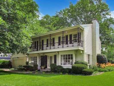 841 Woodbine Ln