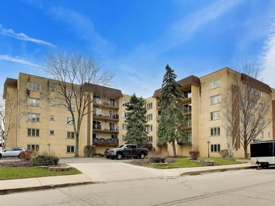 6455 W Belle Plaine Ave APT 411