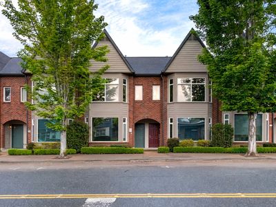 2412 Main St