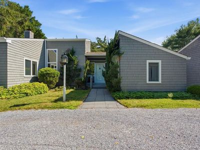 7 Tuthill Ln
