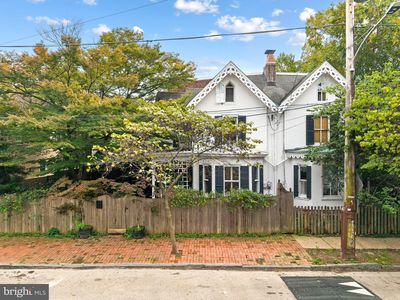 30 W Queen Ln