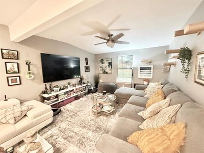 2043 Des Jardines St