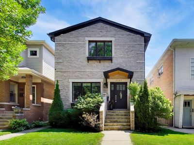 2237 W Winona St
