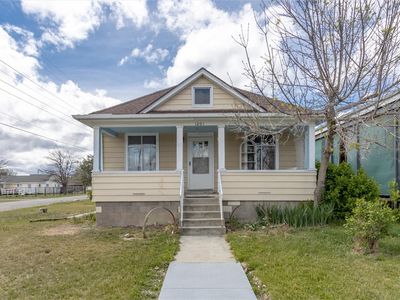 1201 3rd St W
