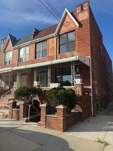 657 E 94th St