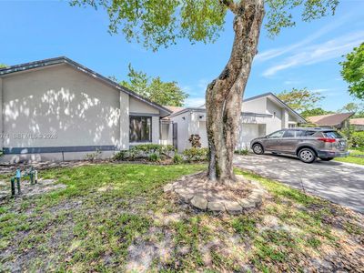 Property at 5223 E Gate Lake Rd, Fort Lauderdale, FL