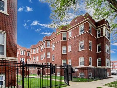 6417 N Greenview Ave APT 2E