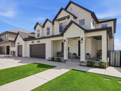 1027 W Seasons View Ct