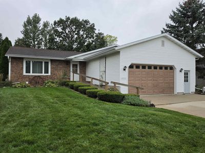 1052 Eastman Ln