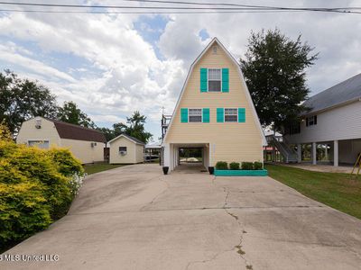 6085 Apache Dr